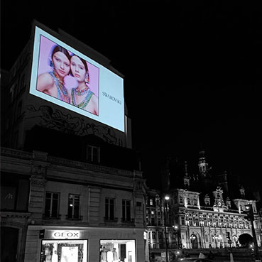 swarovski-publicite-projection-urbaine-grand-format-lors-de-la-fashion-week-paris-2022-tapage-medias