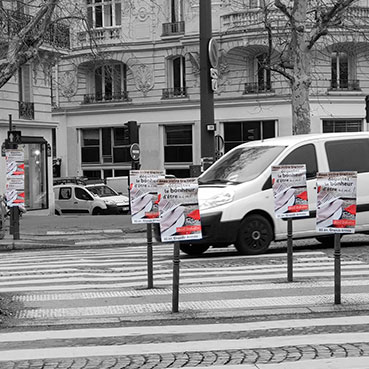 festins-traiteur-affichage-board-pancartes-publicitaires-cartonnees-guerilla-marketing-paris-tapage-medias