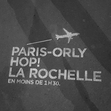 hop-clean-tag-personnalise-trajet-avion-paris-orly-la-rochelle-guerilla-marketing-tapage-medias