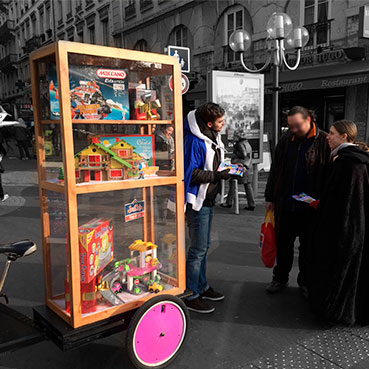 joue-club-velo-publicitaire-avec-vitrine-personnalise-jeu-concours-cadeaux-street-marketing-tapage-medias