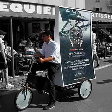 montre-alpina-campagne-publicitaire-en-velo-et-distribution-de-flyers-a-st-tropez-tapage-medias