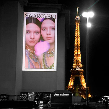 swarovski-joallerie-luxe-campagne-projection-publicitaire-guerilla-marketing-paris-tour-eiffel-tapage-medias
