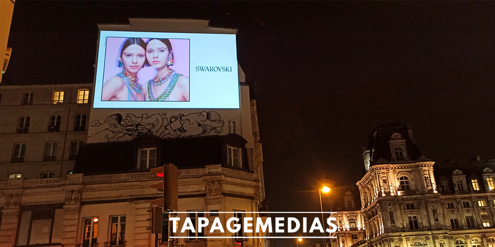 swarovski-publicite-projection-urbaine-grand-format-lors-de-la-fashion-week-paris-2022-tapage-medias