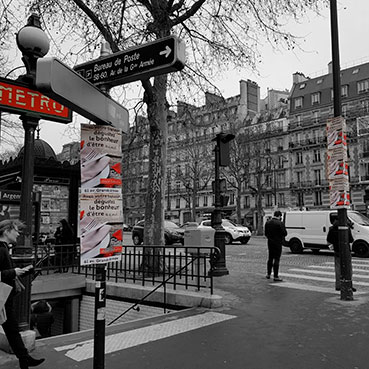 traiteurs-festins-affichage-board-devant-metro-paris-guerilla-marketing-tapage-medias