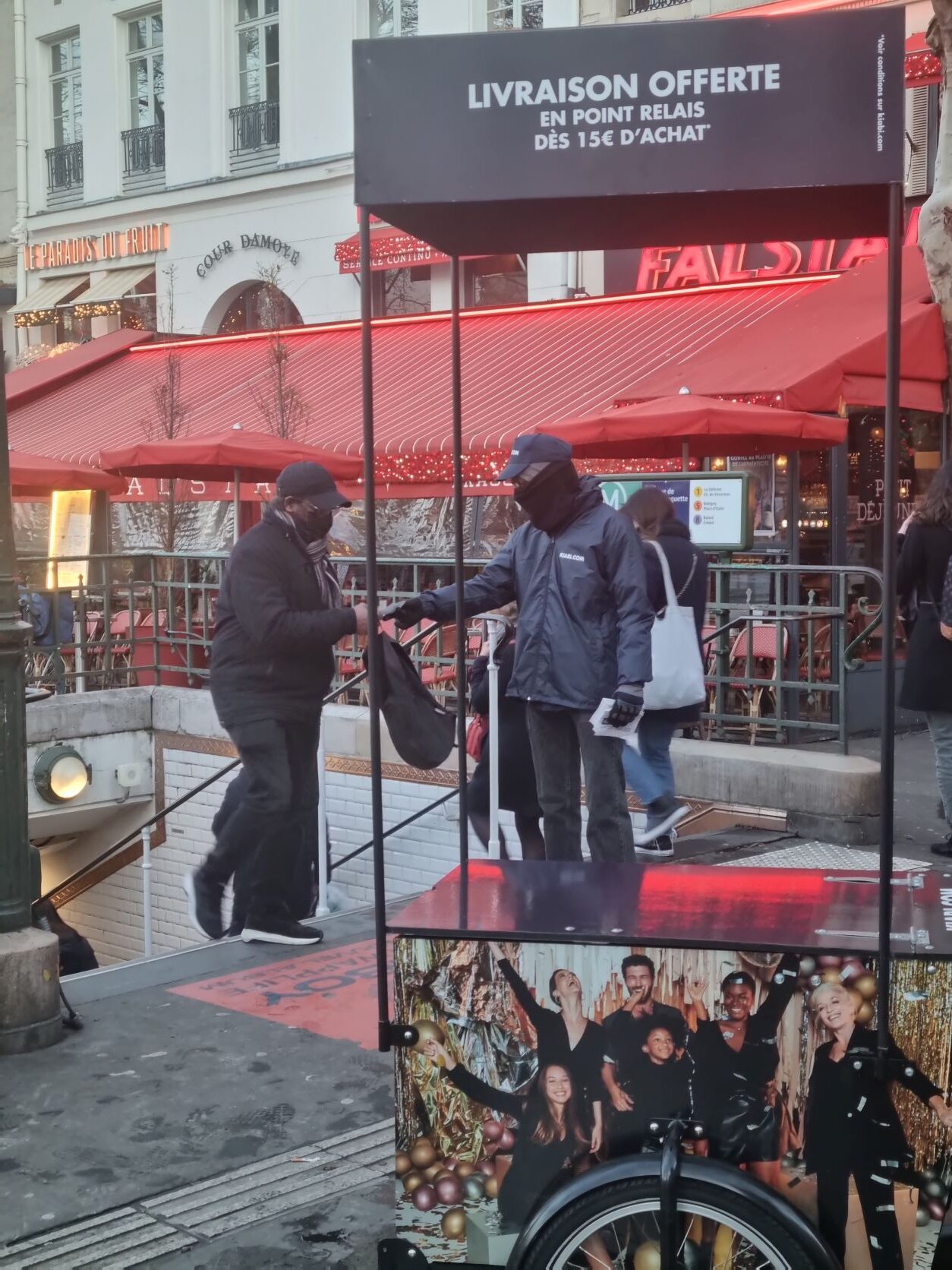 kiabi-triporteur-velo-tapage-medias-street-guerilla-marketing-campagne-publicitaire-paris