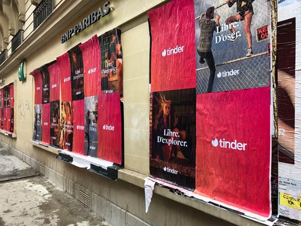 Tinder-affichage-sauvage-tapage-medias-guerilla-marketing