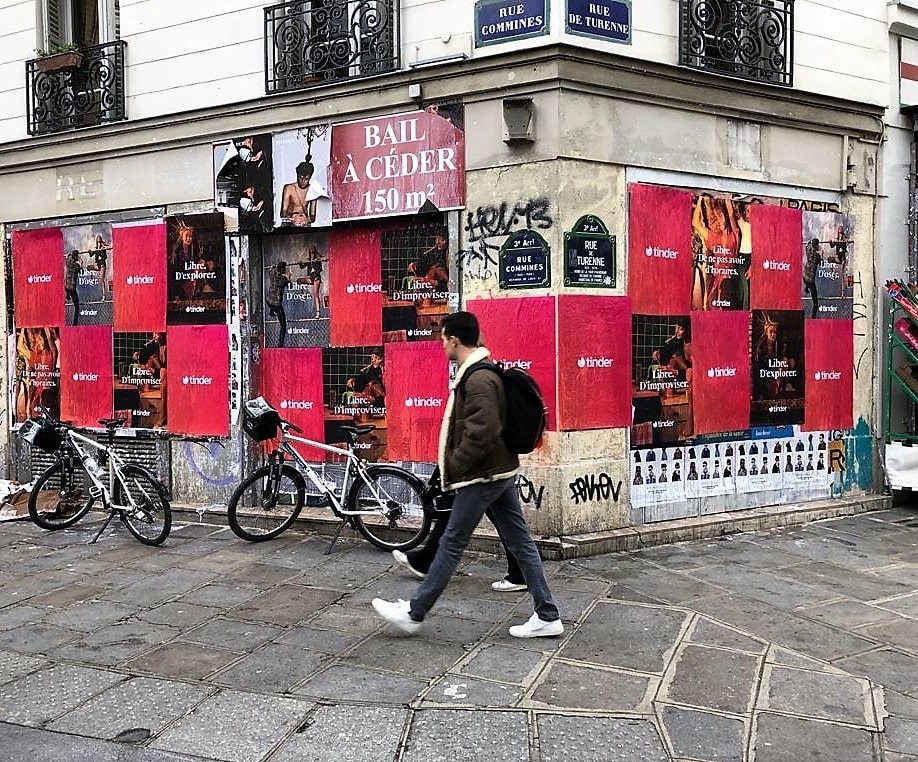 Tinder-affichage-sauvage-tapage-medias-street-guerilla-marketing-campagne-publicitaire-communication