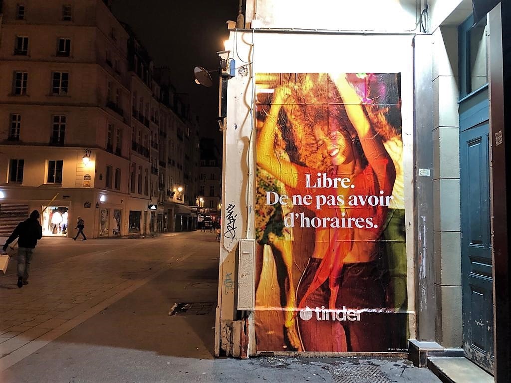 Tinder-affichage-sauvage-tapage-medias-street-guerilla-marketing-campagne-publicitaire