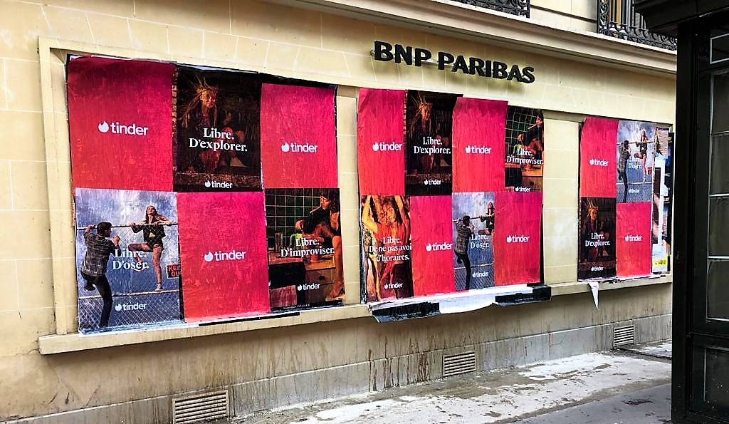Tinder-affichage-sauvage-tapage-medias-street-guerilla-marketing-campagne-publicitaire-france