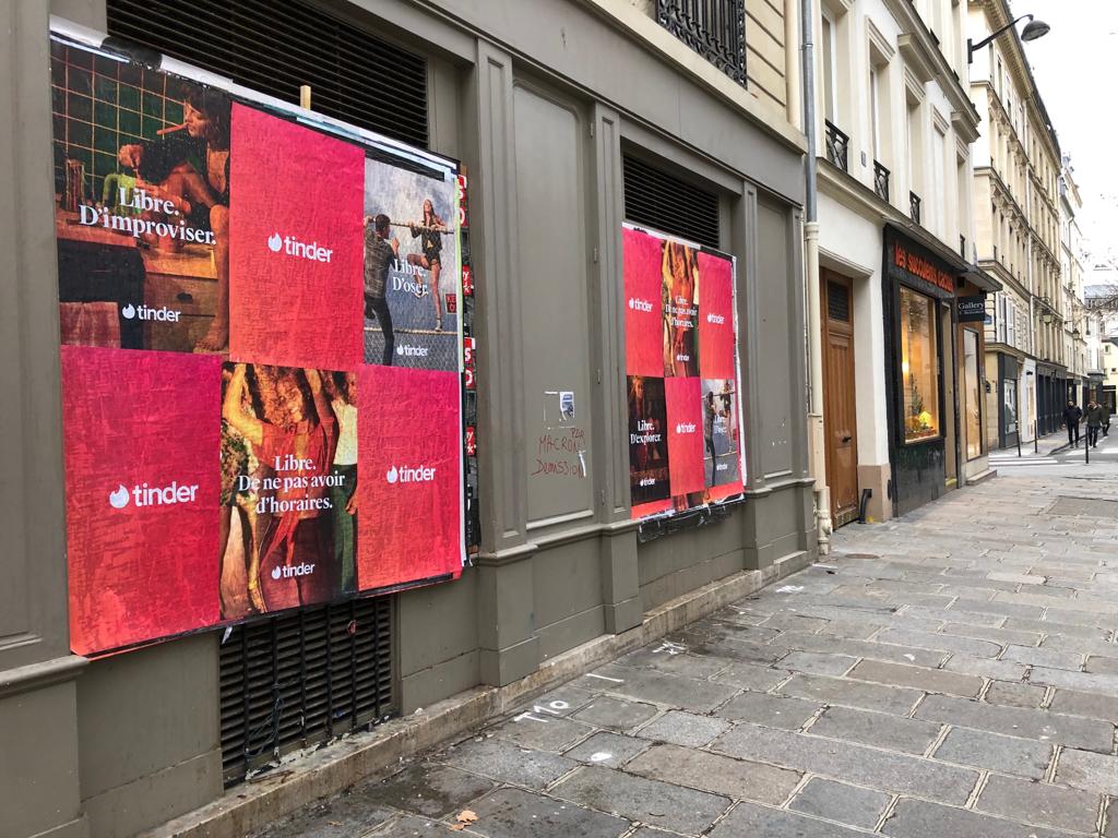 Tinder-affichage-sauvage-tapage-medias-street-guerilla-marketing-campagne-publicitaire