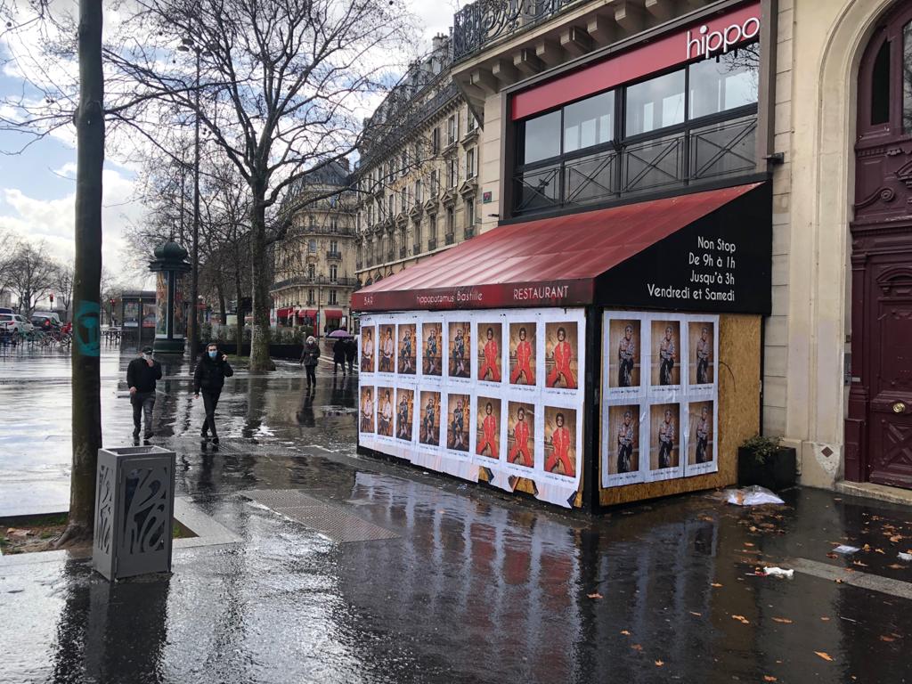 lacoste-affichage-sauvage-tapage-medias-street-guerilla-marketing-campagne-publicitaire-communication-paris