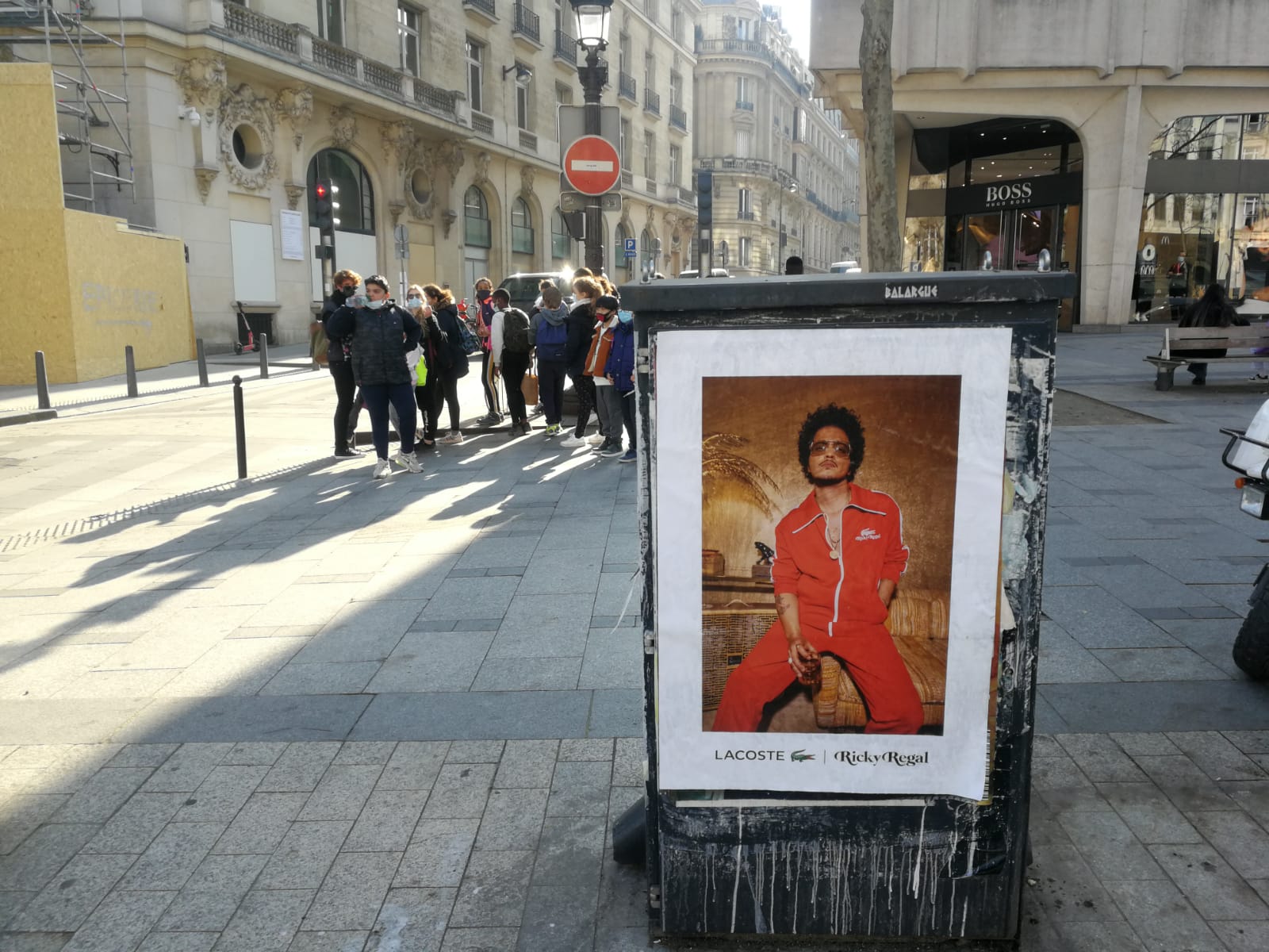 lacoste-affichage-sauvage-tapage-medias-street-guerilla-marketing-campagne-publicitaire-paris