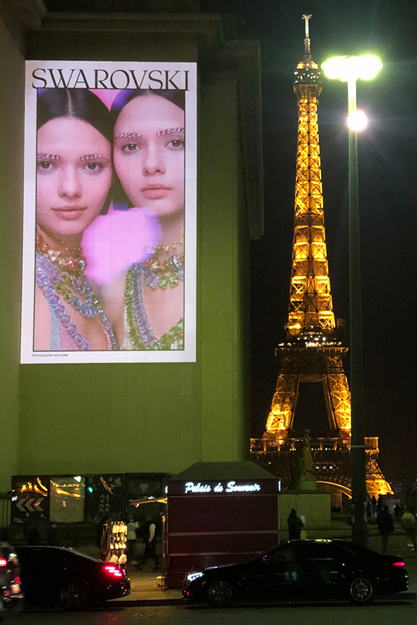 Swarovski-projection-publicitaire-fashion-week-tapage-medias-guerilla-marketing-paris