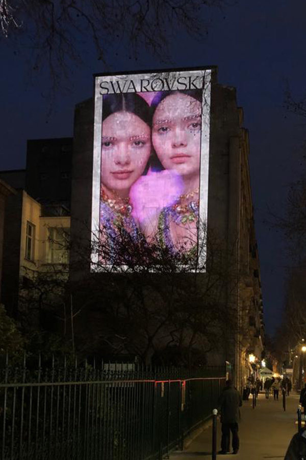 Swarovski-projection-publicitaire-fashion-week-tapage-medias-street-guerilla-marketing