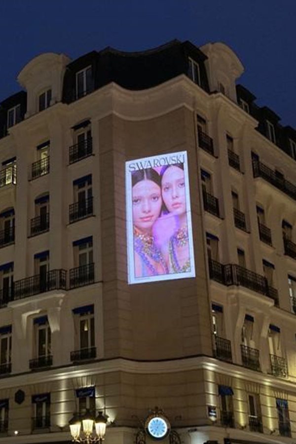 Swarovski-projection-publicitaire-fashion-week-tapage-medias-guerilla-marketing-france