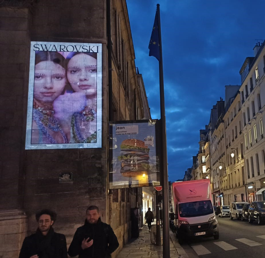 Swarovski-projection-publicitaire-fashion-week-tapage-medias-street-guerilla-marketing-campagne-publicitaire-paris