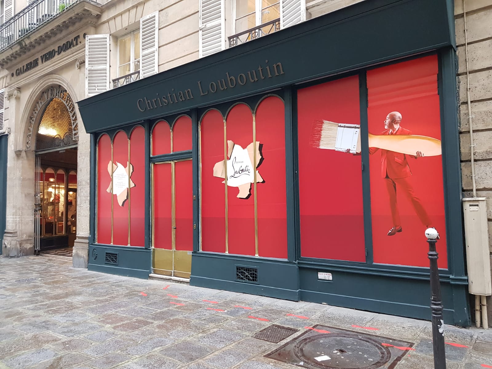 Christian-louboutin-clean-tag-tapage-medias-street-guerilla-marketing-campagne-publicitaire