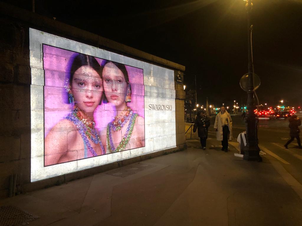 Swarovski-projection-publicitaire-fashion-week-tapage-medias-street-guerilla-marketing-campagne-publicitaire
