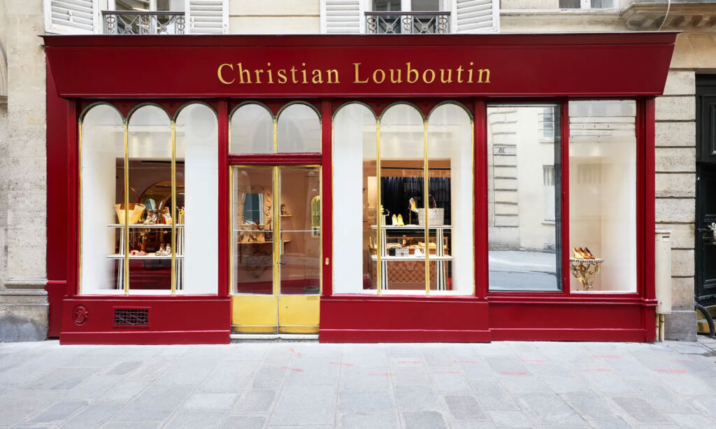 Christian-louboutin-clean-tag-tapage-medias-street-guerilla-marketing-campagne-publicitaire-paris