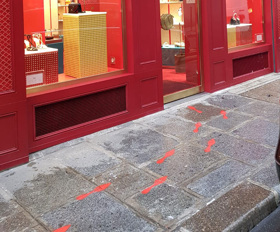 Christian-louboutin-clean-tag-tapage-medias-street-guerilla-marketing-campagne-publicitaire-communication