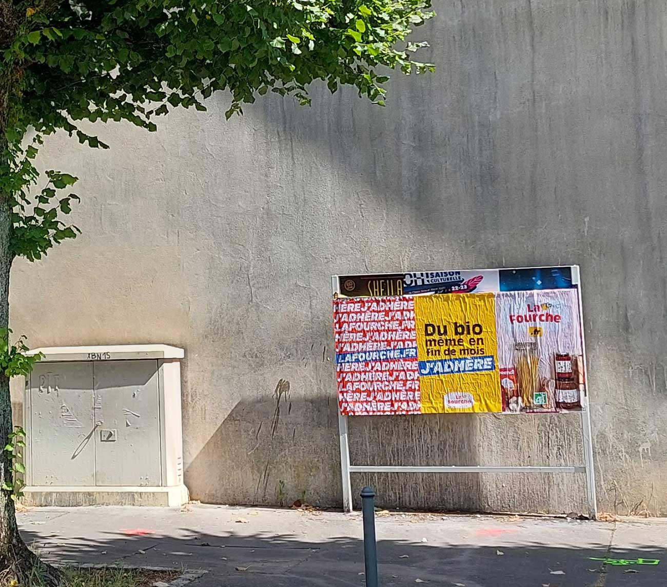 La-fourche-affichage-sauvage-libre-tapage-medias-guerilla-marketing-France