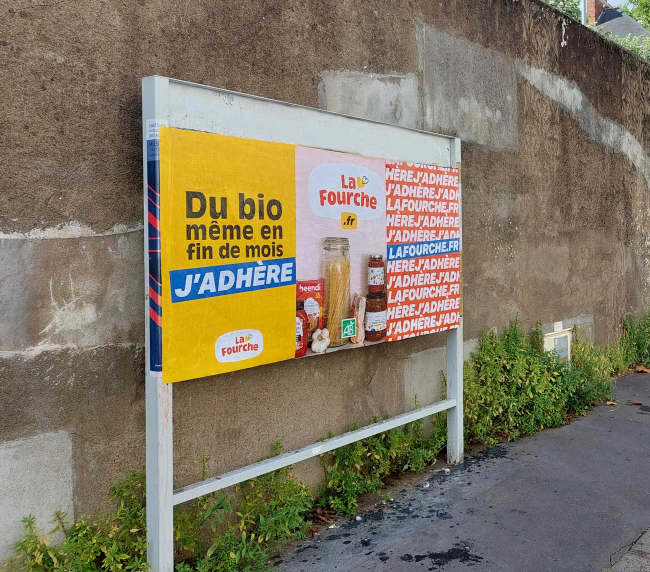 La-fourche-affichage-sauvage-libre-tapage-medias-street-guerilla-marketing-campagne-publicitaire-france