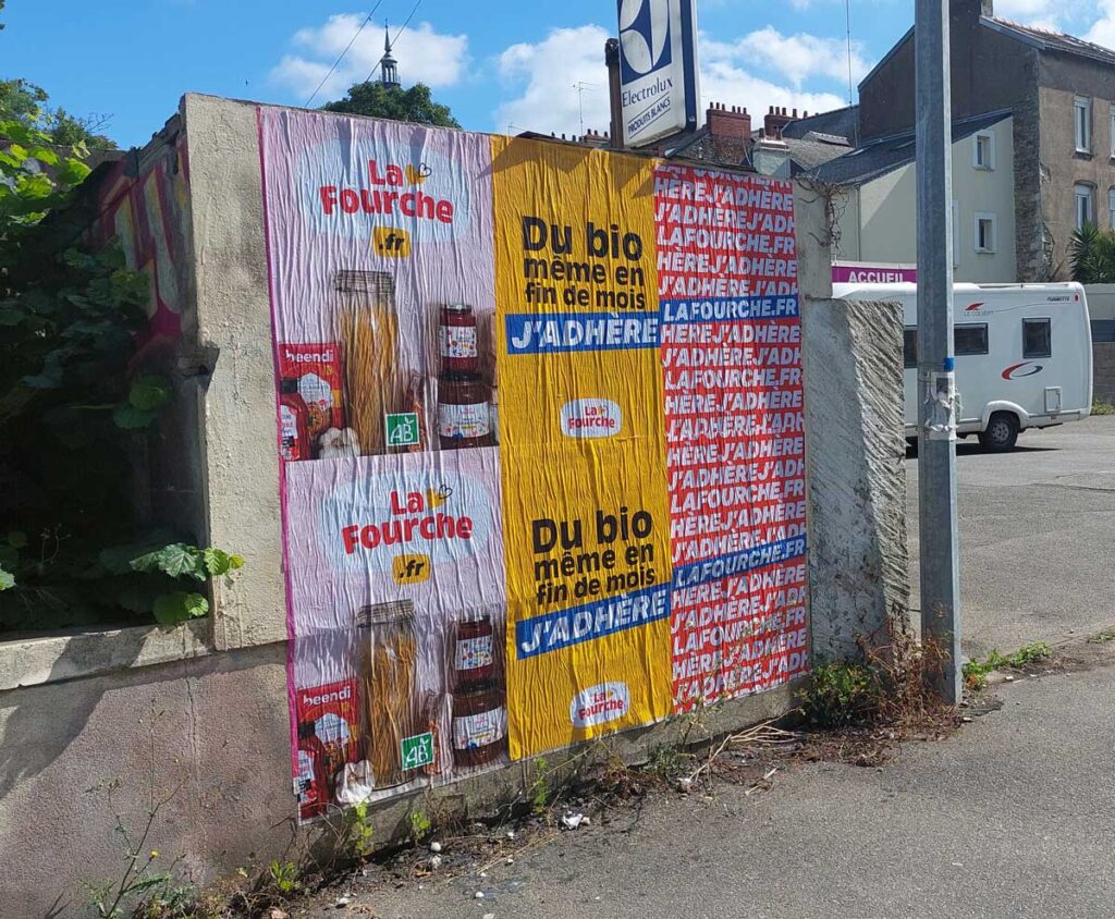 La-fourche-affichage-sauavge-libre-tapage-medias-street-guerilla-marketing