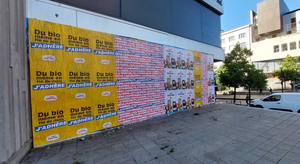 La-fourche-affichage-sauvage-libre-tapage-medias-guerilla-marketing