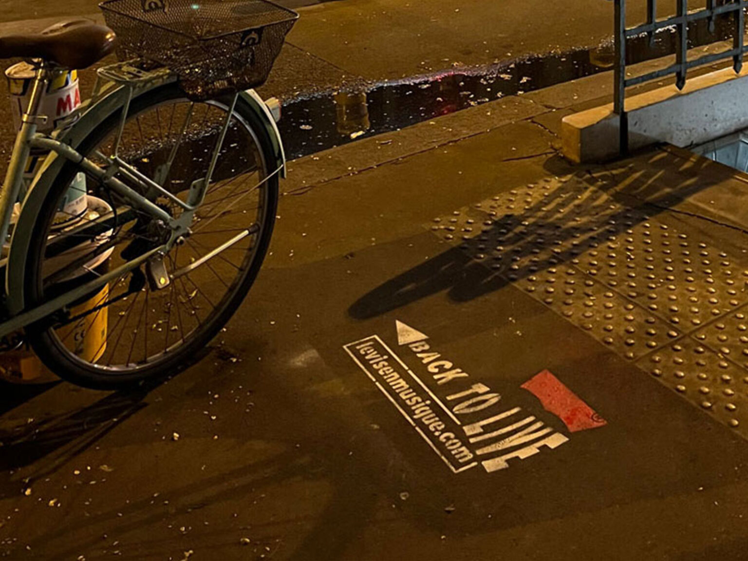 Levi-clean-tag-tapage-medias-street-guerilla-marketing-campagne-publicitaire-communication-france
