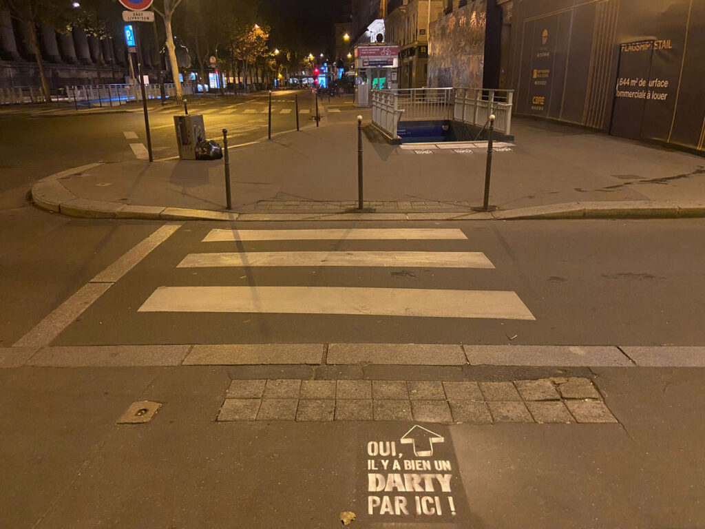 Darty-clean-tag-tapage-medias-street-guerilla-marketing-campagne-publicitaire-paris